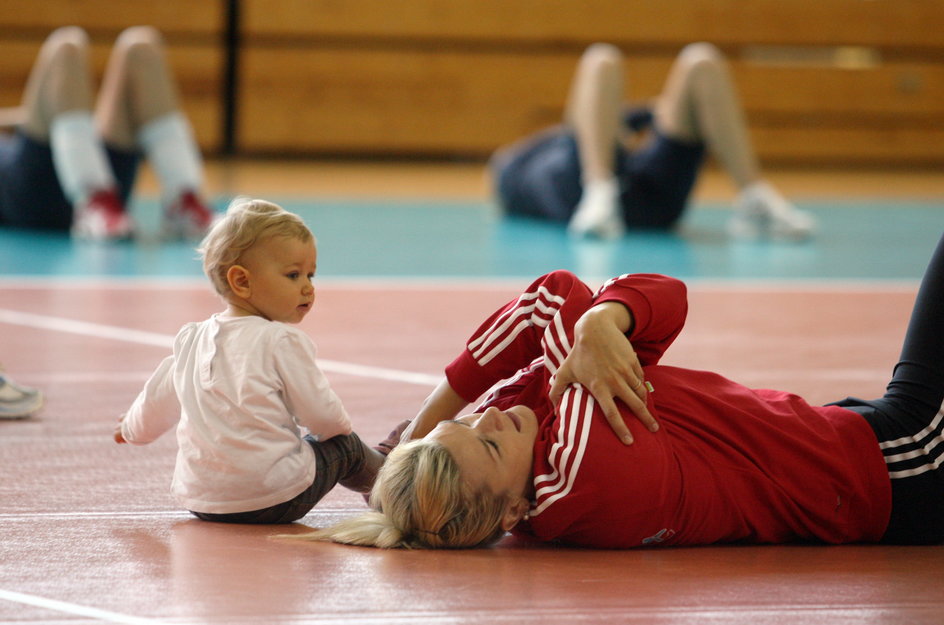 Małgorzata Glinka na zgrupowaniu reprezentacji Polski z córką Michelle, rok 2010.