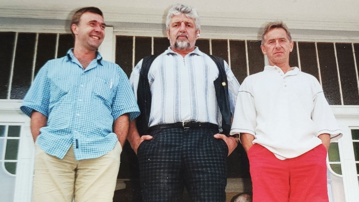 Krzysztof Świostek (z lewej) jako jedyny z jadących fordem scorpio 17 sierpnia 1998 r. przeżył wypadek między Goleniowem a Międzyzdrojami. Zginęli wówczas mistrzowie olimpijscy Władysław Komar (w środku) i Tadeusz Ślusarski