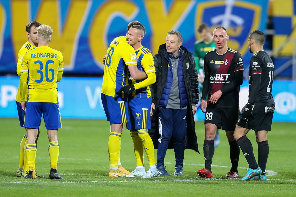 W ostatnim starciu Arki z ŁKS, górą byli gdynianie. W rundzie wiosennej poprzedniego sezonu wygrali u siebie 2:0. Adam Marciniak drugi od prawej