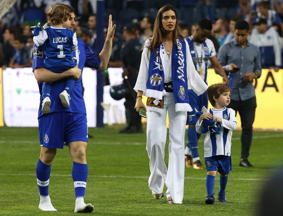 Iker Casillas i Sara Carbonero z synami w 2018 r.