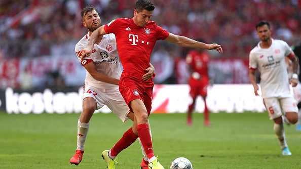 Alexander Hack (Mainz) i Robert Lewandowski (Bayern)