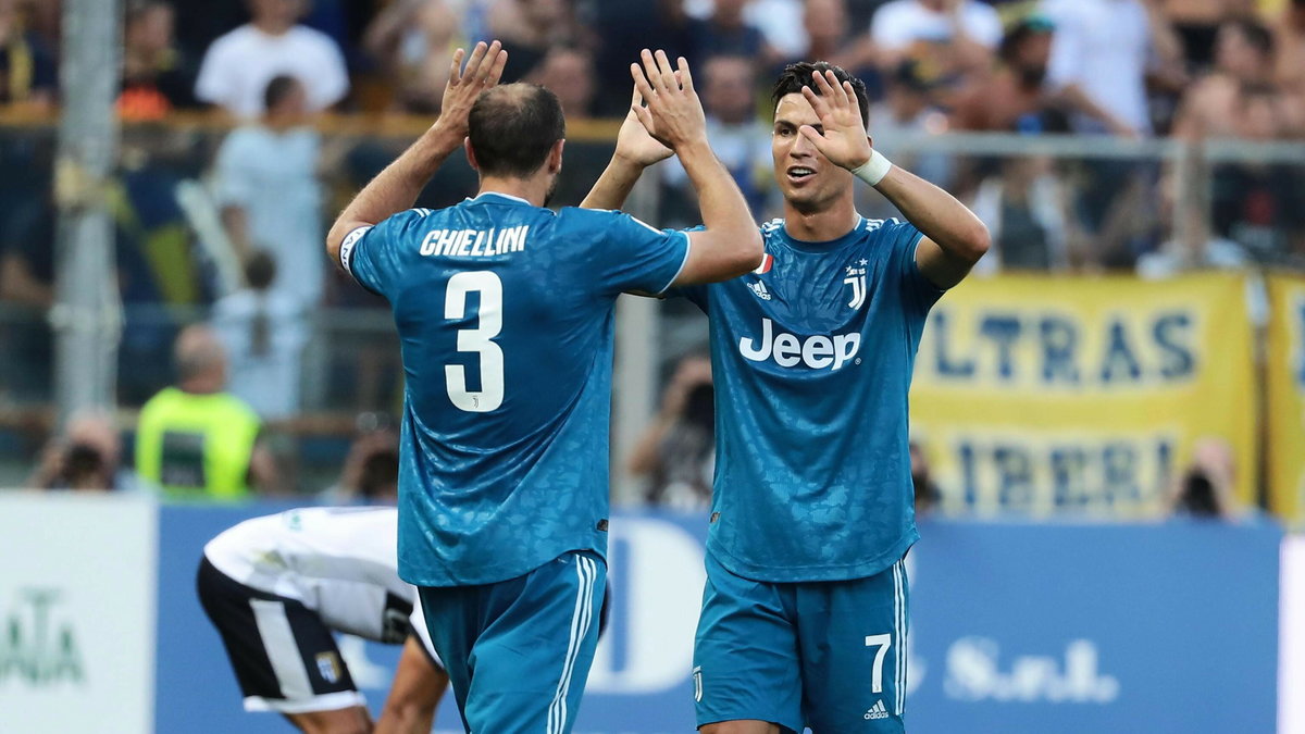 Giorgio Chiellini odbiera gratulacje od Cristiano Ronaldo