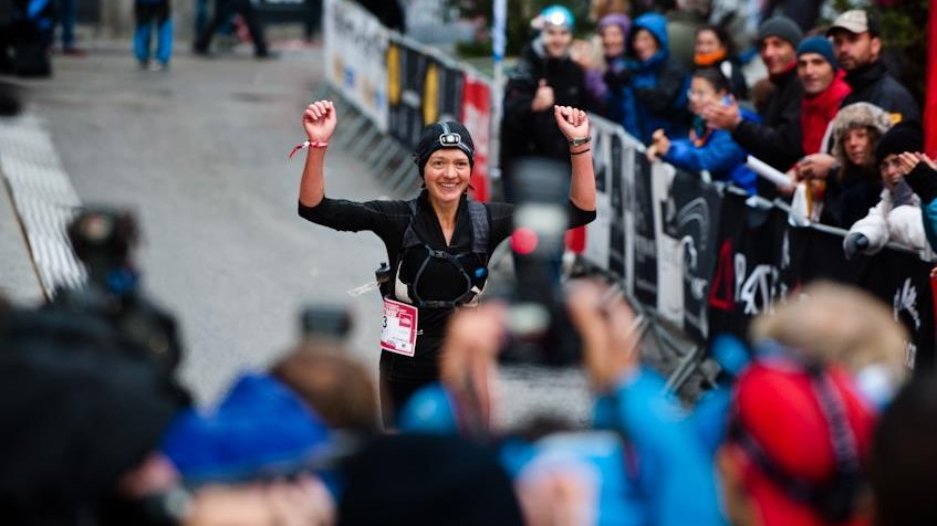 Elizabeth Hawker wygrywa Ultra Trail du Mont Blanc w 2012 r.
