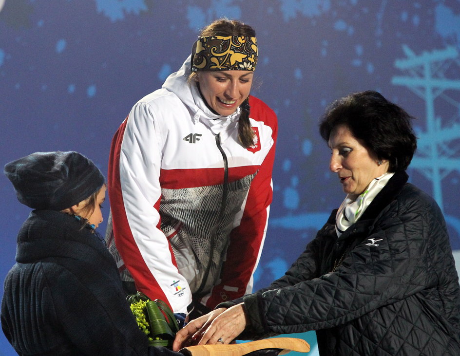 Złoty medal olimpijski Justynie Kowalczyk wręczyła w Vancouver Irena Szewińska, ale przed dekoracją nasza sportsmenka wszech czasów poprosiła triumfatorkę o autografy.