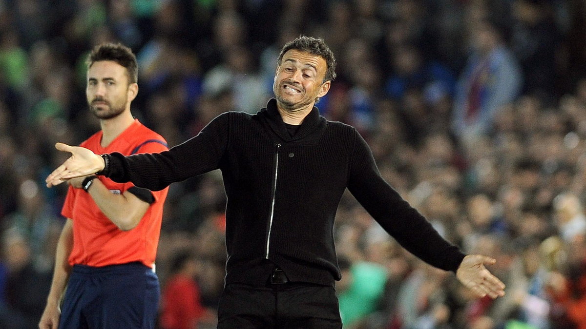 Barcelona's coach Luis Enrique (R) grimaces during the Spanish Copa del Rey (King's Cup) Round of 32 first leg football match CF Villanovense vs FC Barcelona at the Romero Cuerda stadium in Villanueva de la Serena on October 28, 2015. AFP PHOTO / CRISTINA