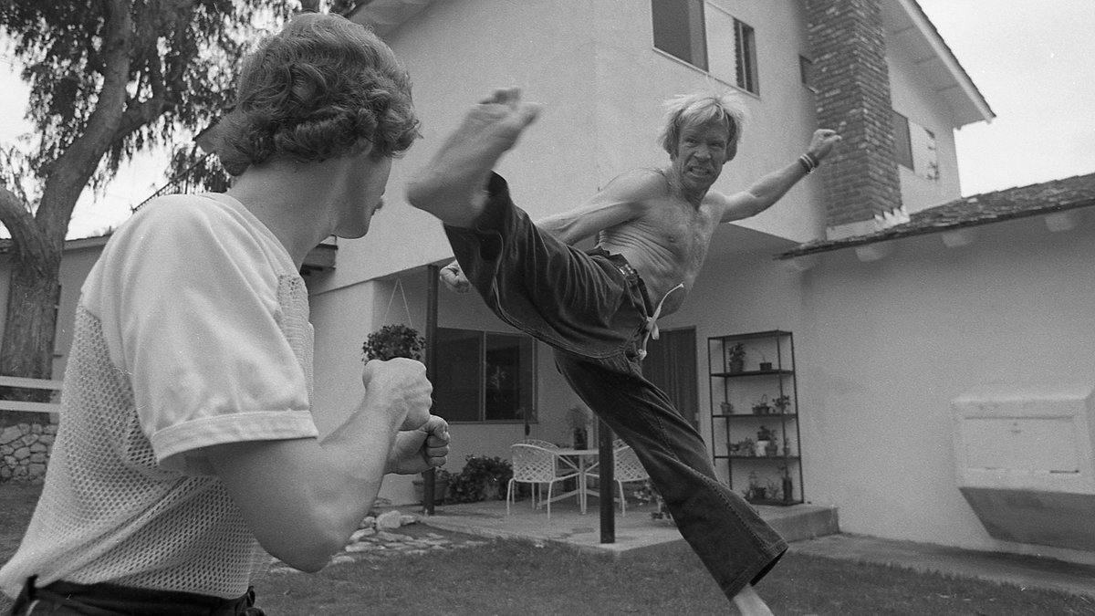 Chuck Norris podczas treningu karate w latach 70. 