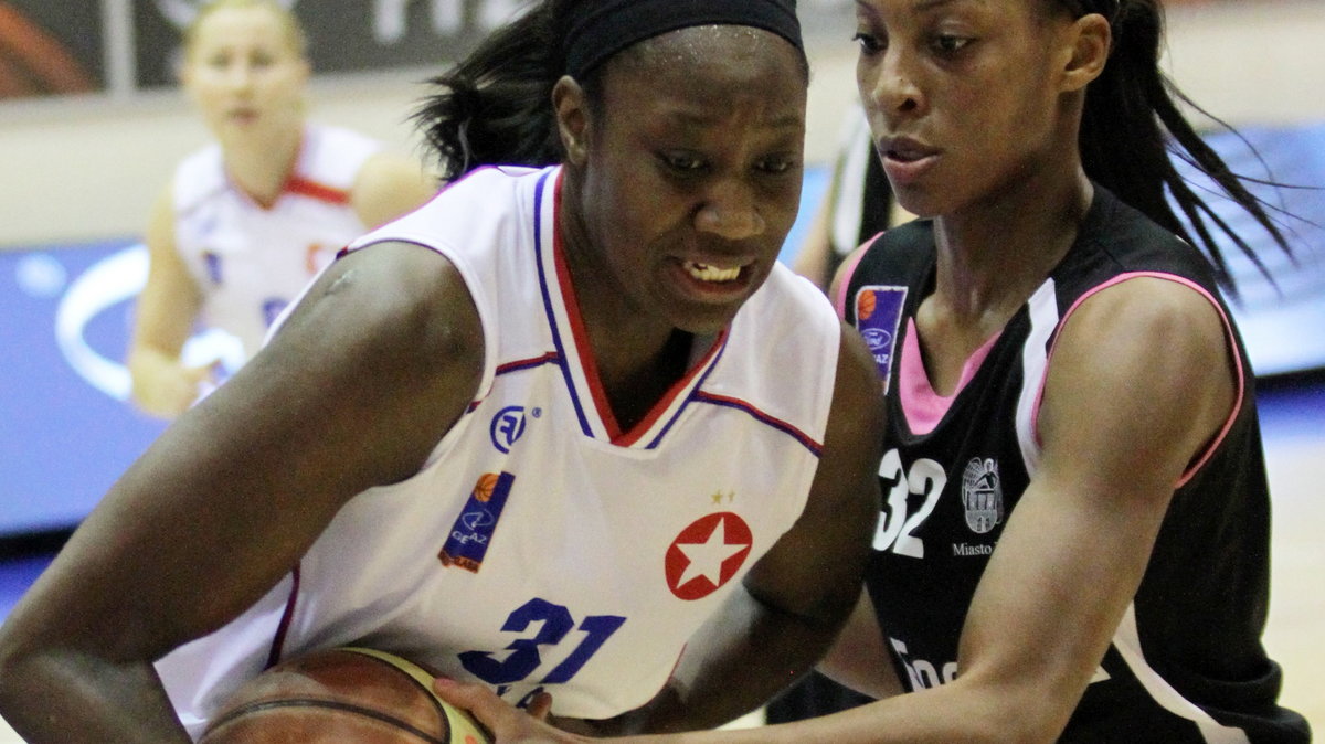 Tina Charles (L)