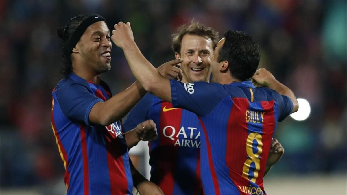 Wielki powrót Ronaldinho i kolejne El Clasico dla Barcy