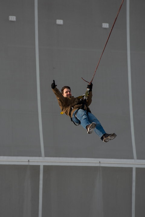 WROCŁAW SKOKI NA LINIE Z DACHU STADIONU