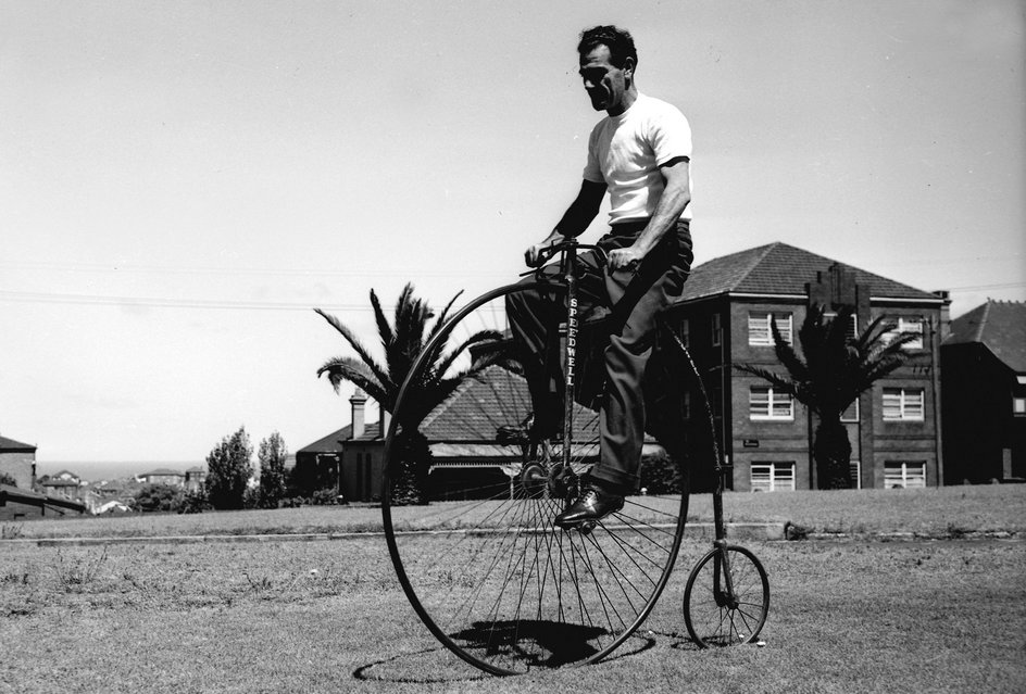 Lionel van Praag na bicyklu. Zdjęcie z 1951 r.