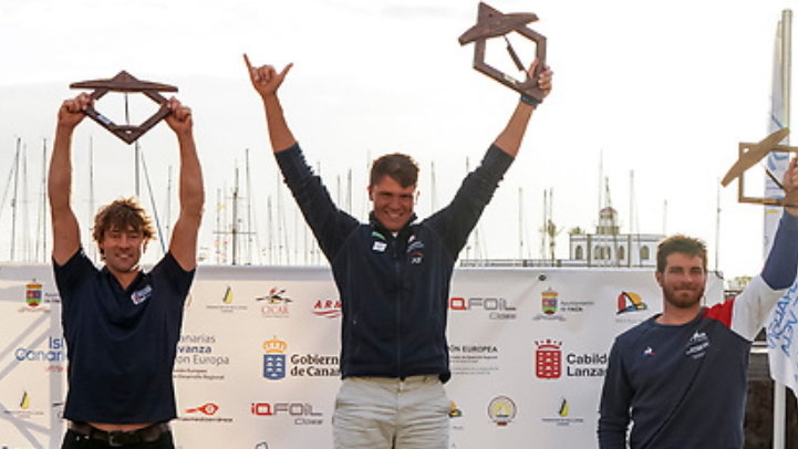 Paweł Tarnowski (w środku) na najwyższym stopniu podium regat Pucharu Świata w Lanzarote