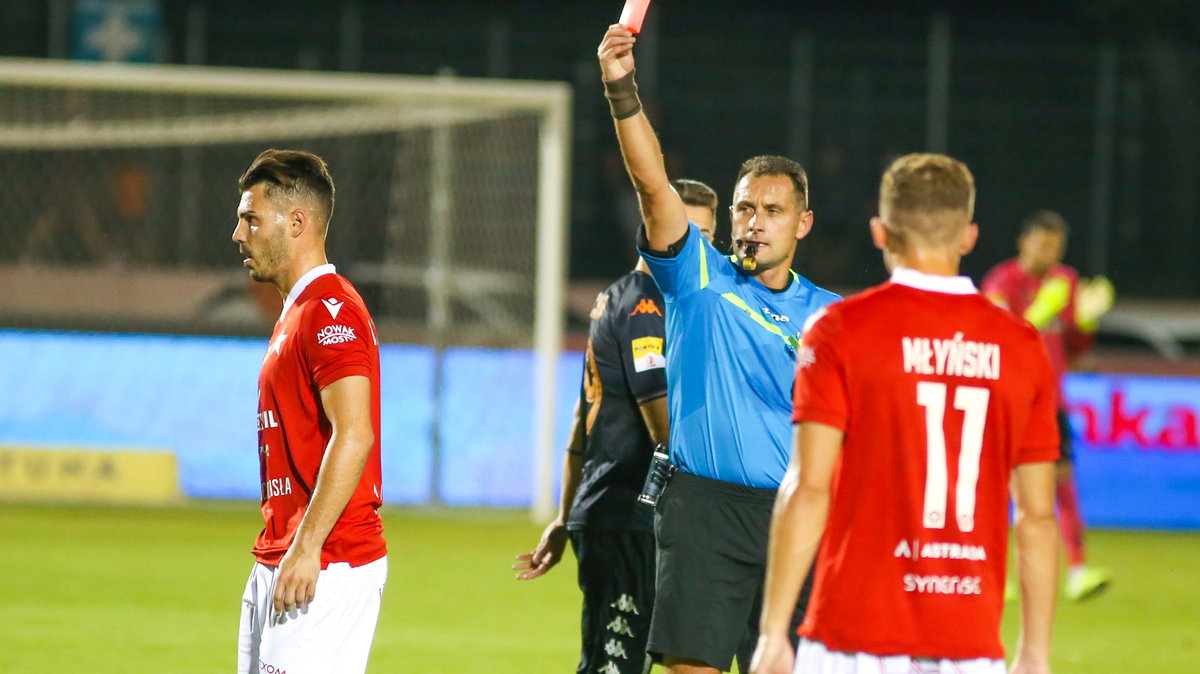 Luis Fernandez dostaje czerwoną kartkę podczas meczu Chrobry Głogów – Wisła Kraków (2:1).