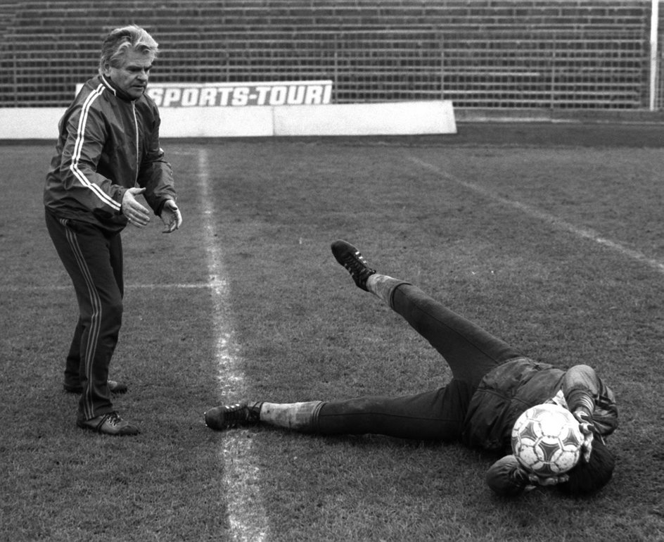 Trener Lucjan Brychczy i bramkarz Jacek Kazimierski podczas treningu zawodników na stadionie Legii Warszawa