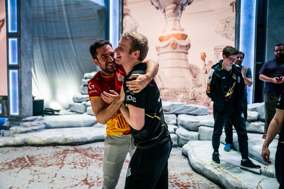 Jankos i Ocelote po zwycięstwie w półfinale Worlds 2019 z SKT