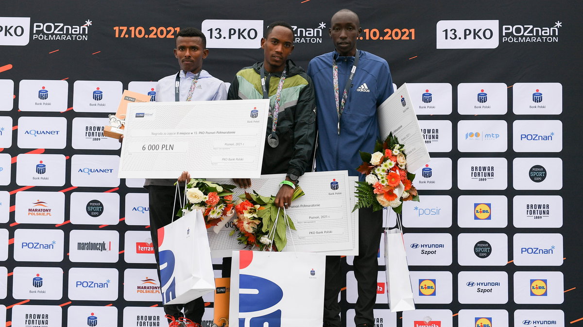 Od lewej: Etiopczyk Abeje Ayana Gizealew - drugie miejsce, zwycięzca jego rodak Mohamed Esa Huseyidin oraz Kenijczyk Edmond Kipgetich - trzecia pozycja.