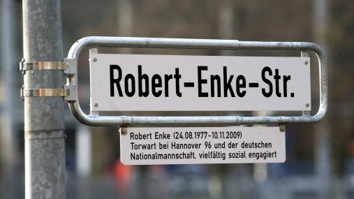 Tabliczka z nazwą ulicy Roberta Enke