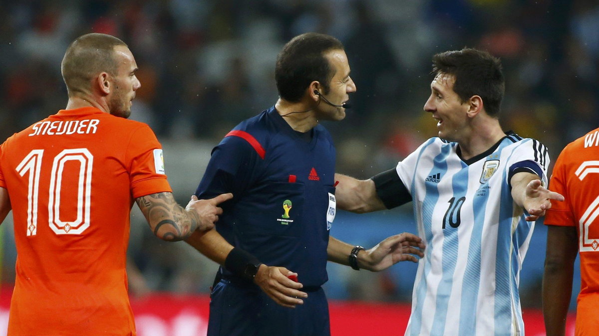 Wesley Sneijder, Lionel Messi i Cuneyt Cakir