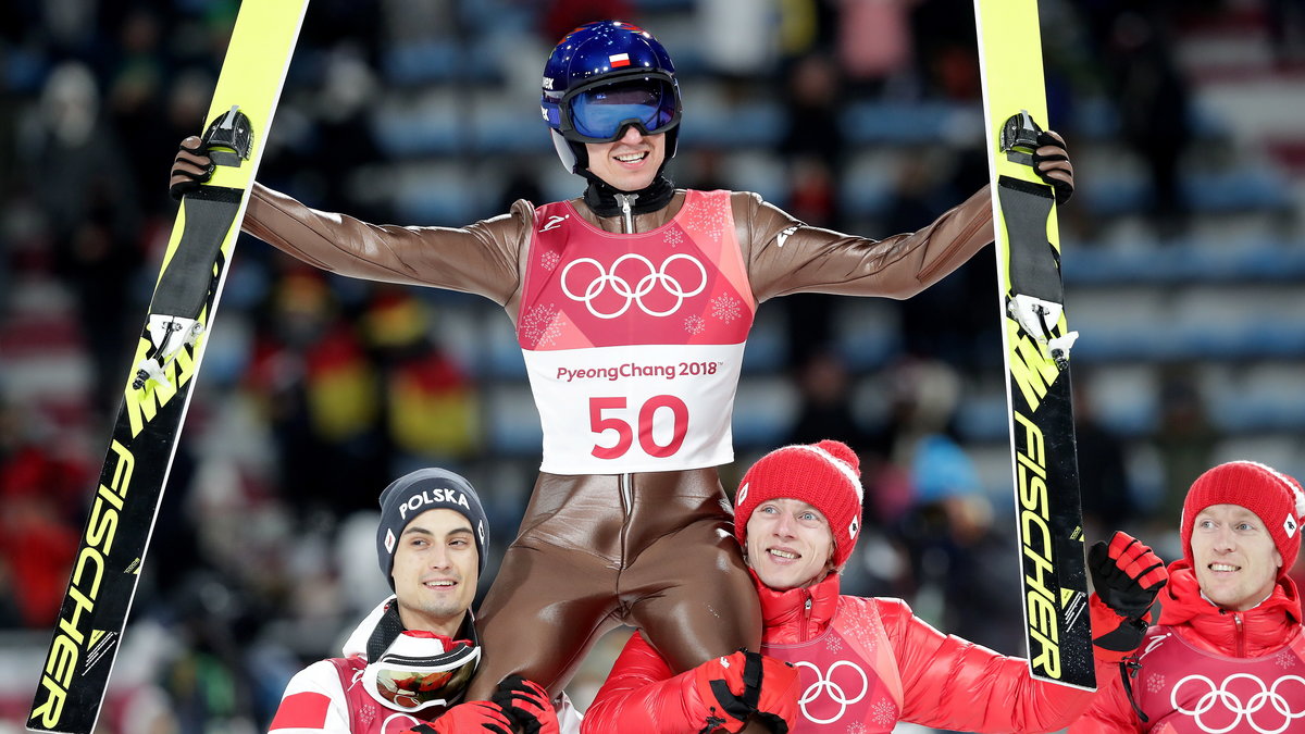 Kamil Stoch wraz z: Maciejem Kotem, Dawidem Kubackim i Stefanem Hulą