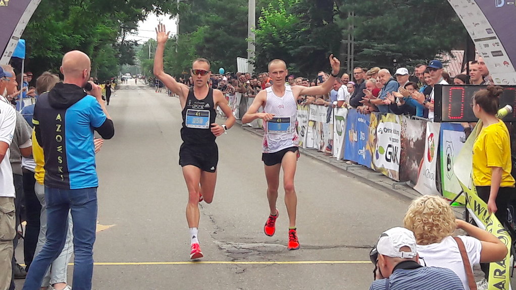 Adam Głogowski i Emil Dobrowolski na mecie w Wiązownie