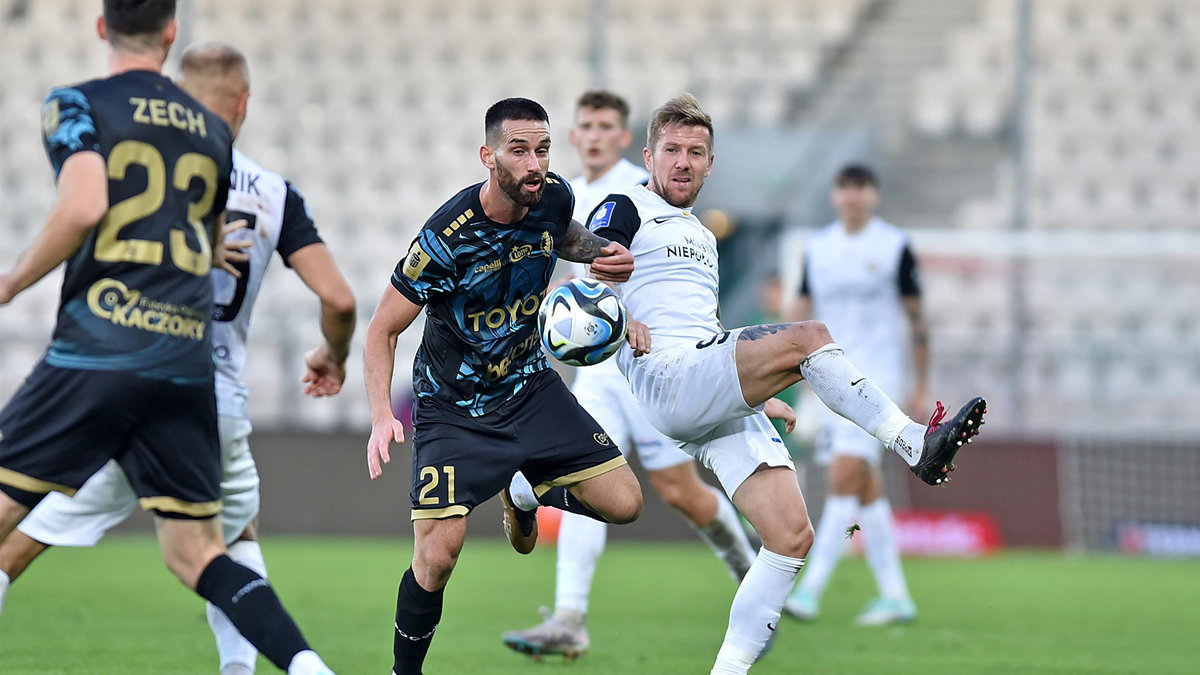 Pilka nozna. PKO Ekstraklasa. Puszcza Niepolomice - Pogon Szczecin. 04.11.2023