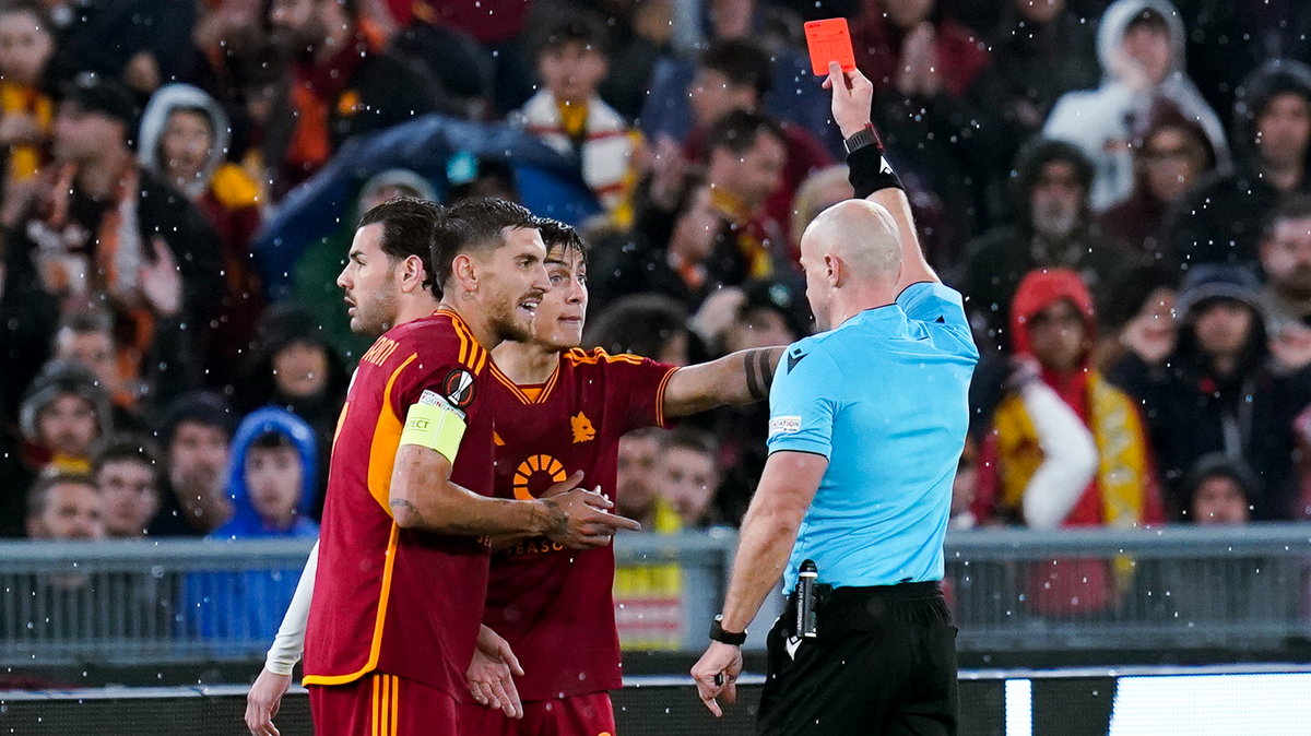 Szymon Marciniak pokazuje czerwoną kartkę obrońcy Romy Zekiemu Celikowi w ćwierćfinale Ligi Europy Roma – Milan (2:0)