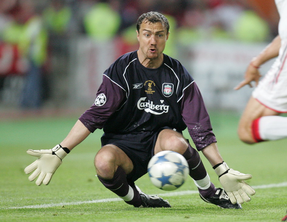 Jerzy Dudek broniący uderzenie zawodnika AC Milan