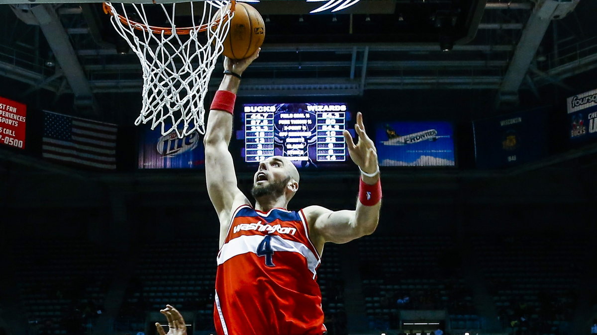 Marcin Gortat (w środku)