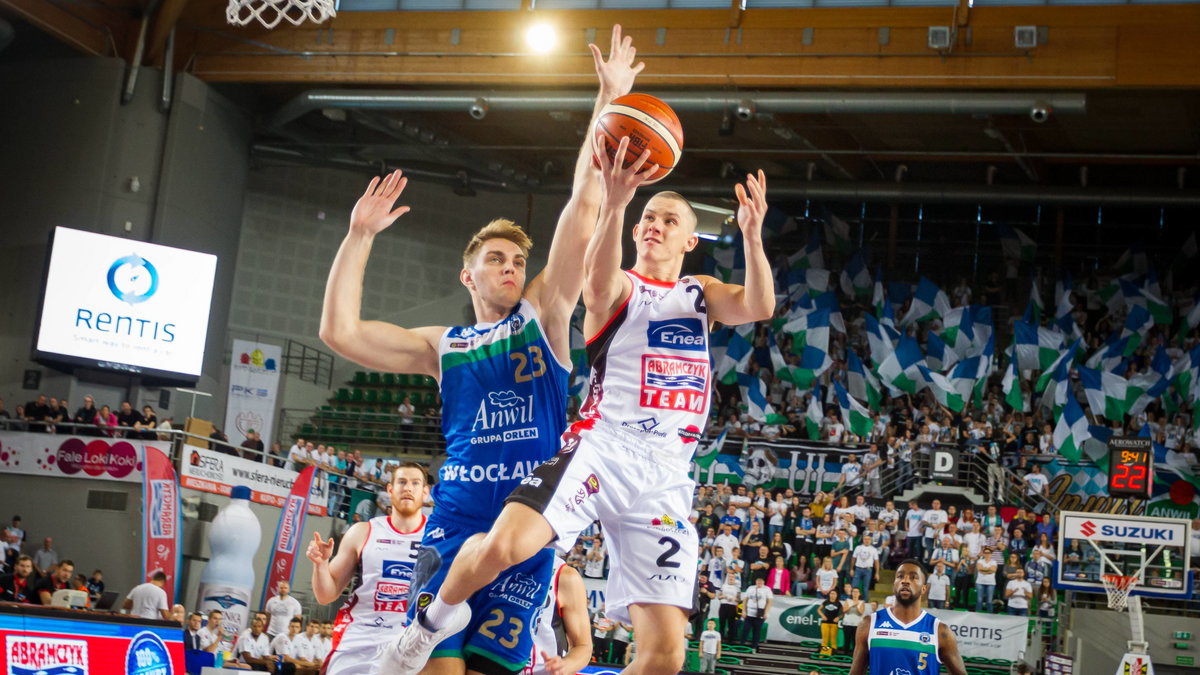 Astoria i Anwil należą do drużyn prezentujących najszybszą koszykówkę w EBL (na zdjęciu Mateusz Zębski / Rolands Freimanis)