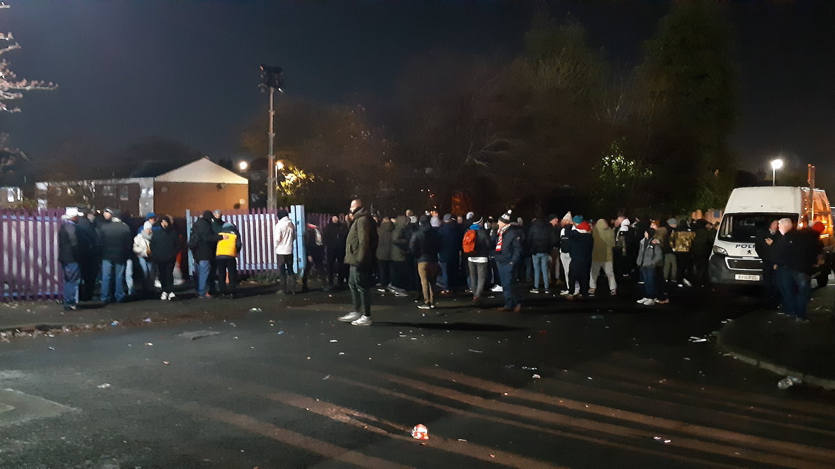 Kibice Legii otoczeni kordonem policji pod stadionem Aston Villi