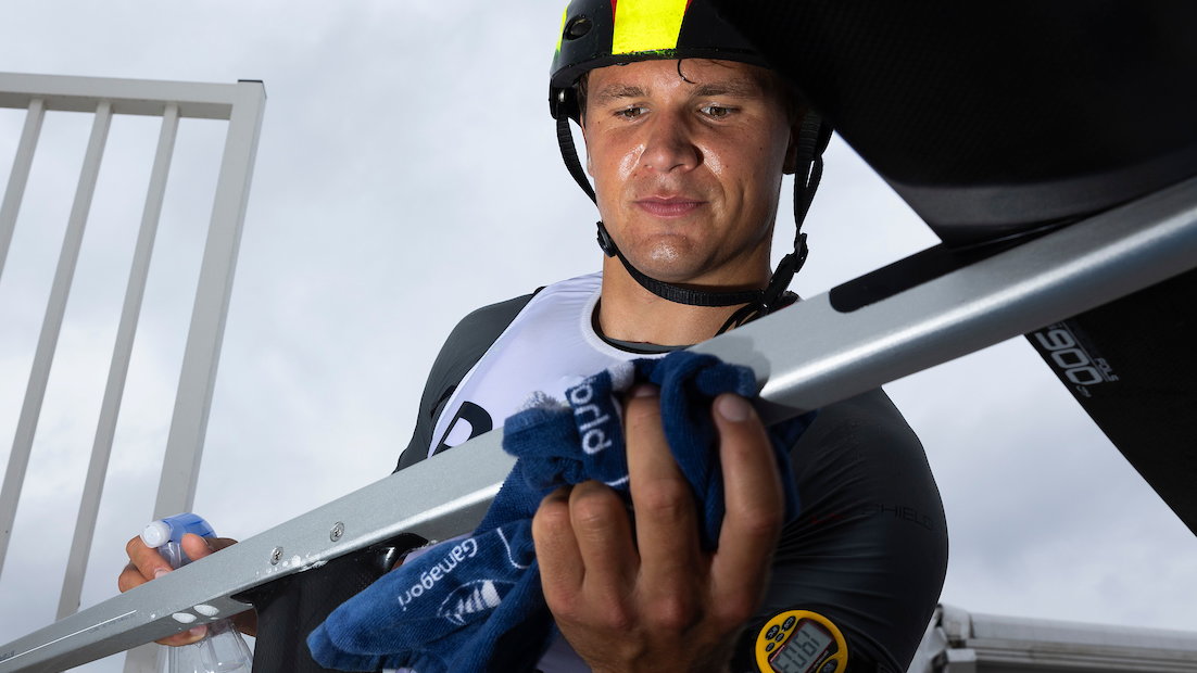 Paweł Tarnowski wywalczył na MŚ w Hadze kwalifikację olimpijską dla Polski w windsurfingowej klasie iQFoil
