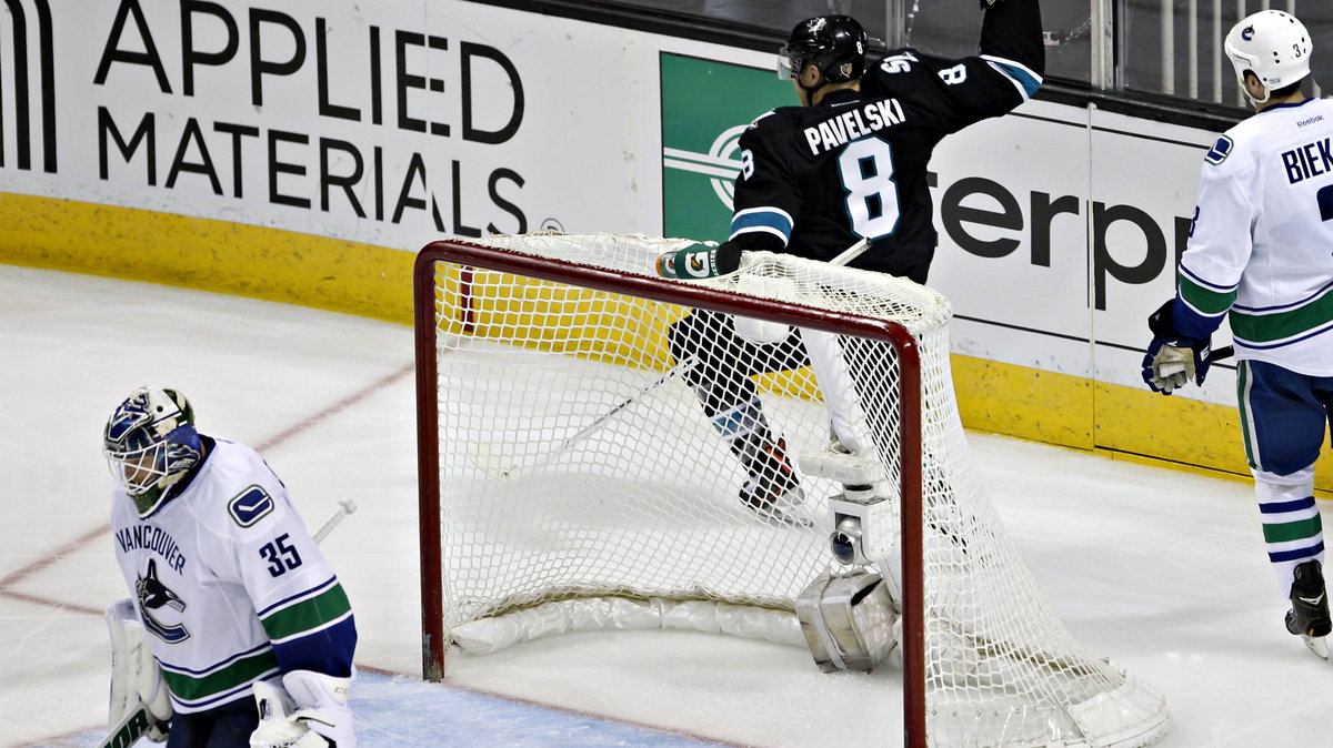 Cory Schneider (L) z Canucks