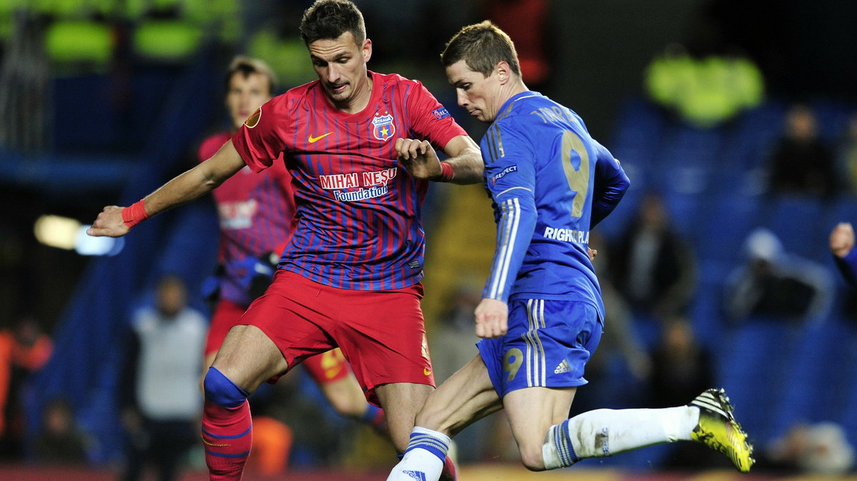 Łukasz Szukała (L) i Fernando Torres (P)