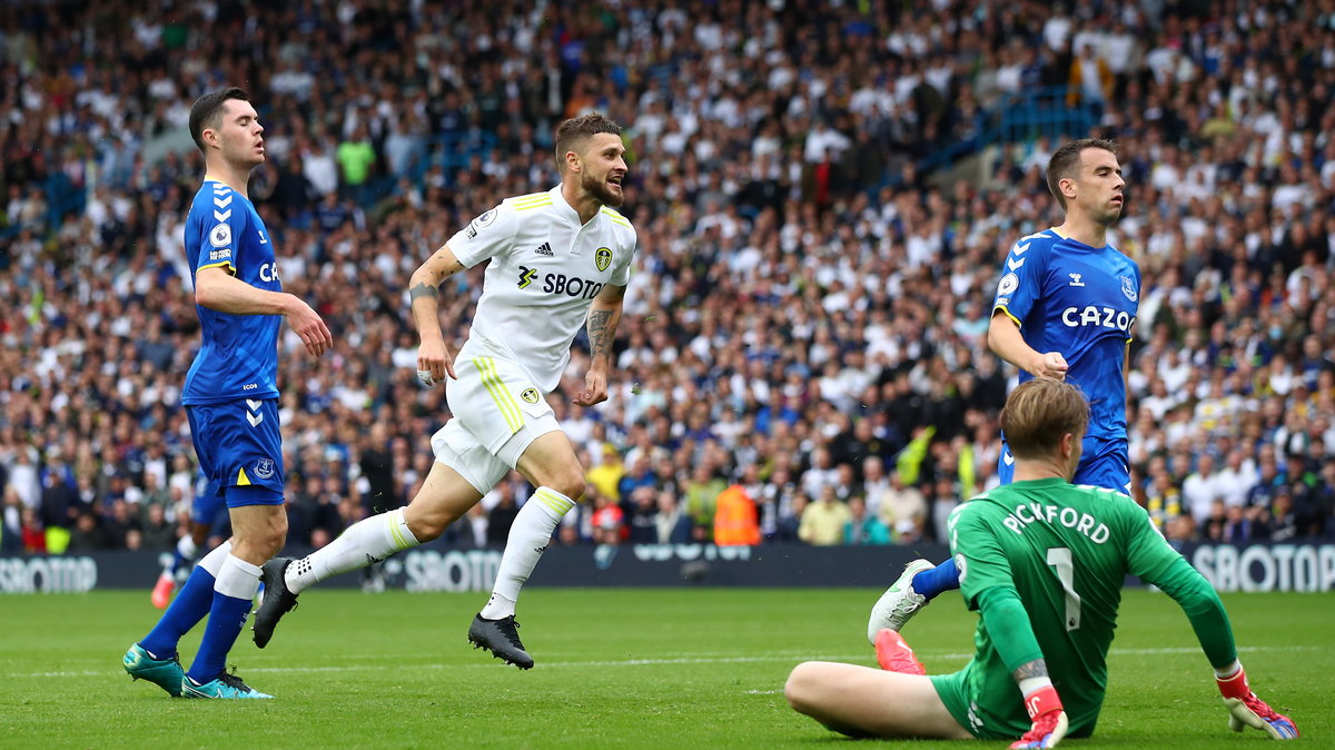 Mateusz Klich strzela gola dla Leeds United