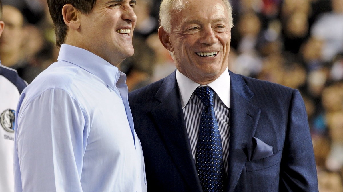 Właściciel Dallas Mavericks Mark Cuban (z lewej)