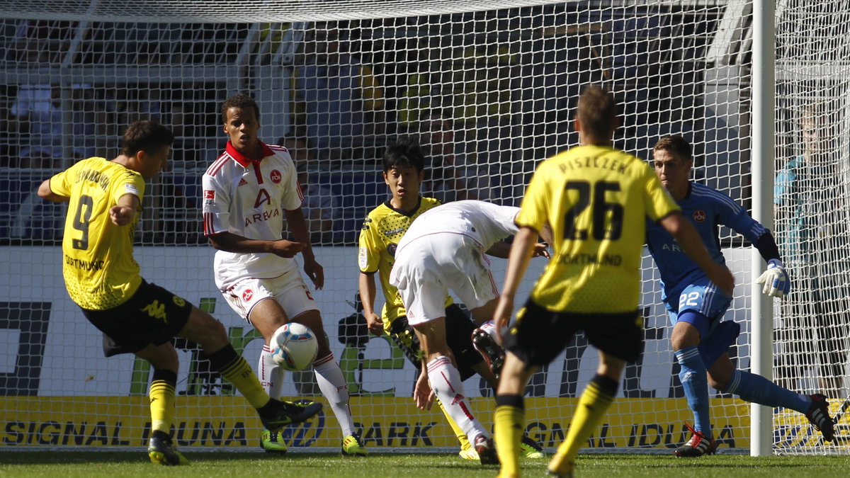 Robert Lewandowski strzela gola w meczu z FC Nuernberg