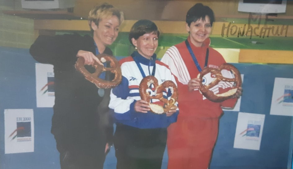 Katarzyna Klepacz (pierwsza od prawej) z brązowym medalem ME w 2000 r.