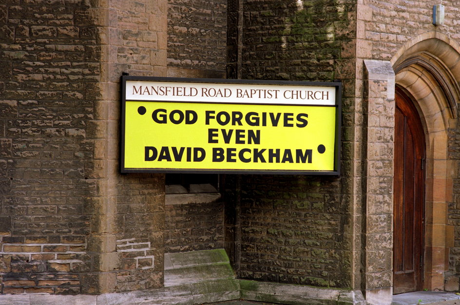 Bóg wybacza nawet Davidowi Beckhamowi Bilboard na kościele Nottinhgam w 1998 roku