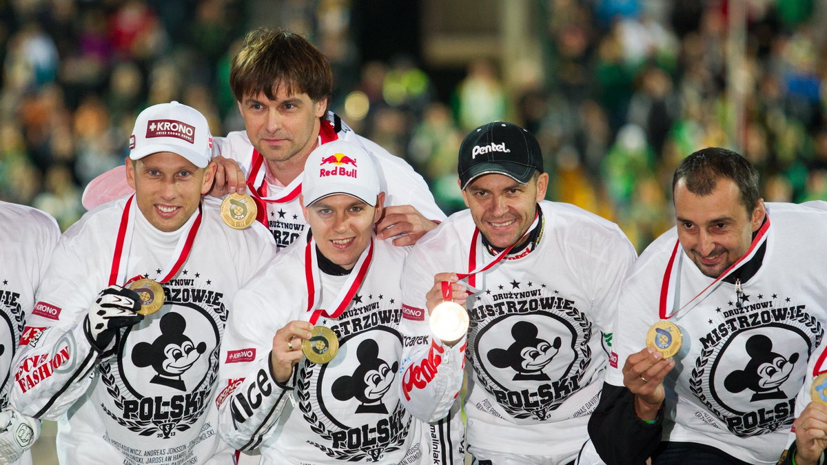 Marek Jankowski (u góry) i świętujący zawodnicy Falubazu