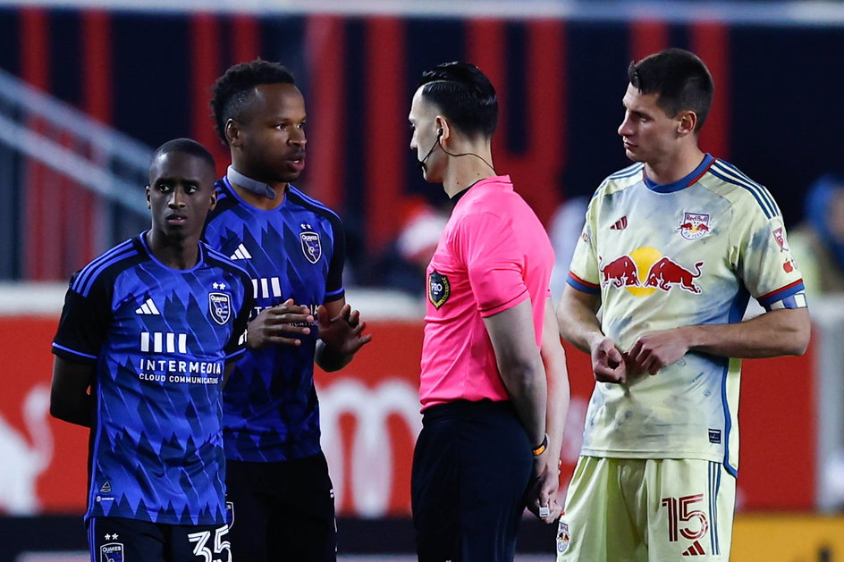 Jeremy Ebobisse (drugi od lewej) z San Jose Earthquakes