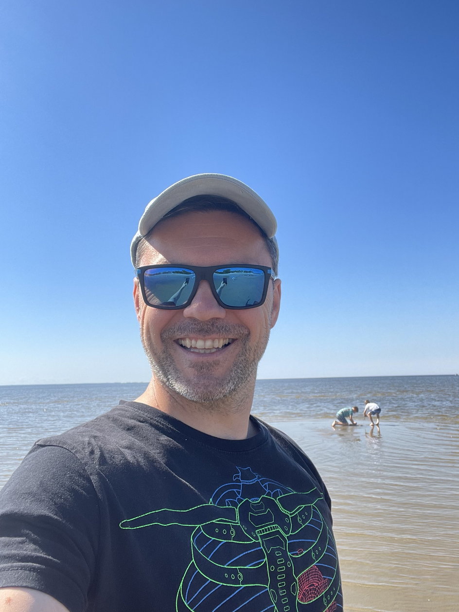 Tomasz Leszczyński na plaży w Parnawie, letniej stolicy Estonii