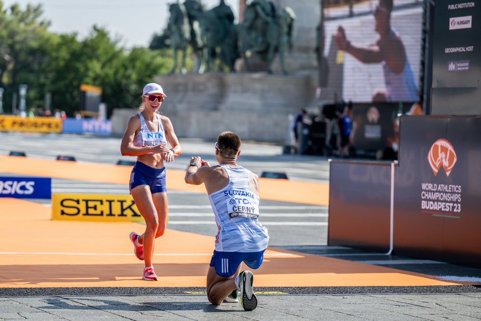 Oświadczyny na mecie chodu na 35 km