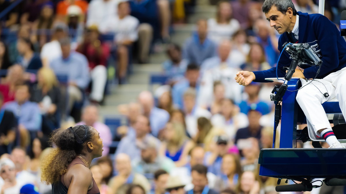 Serena Williams dyskutuje z arbitrem w finale US Open