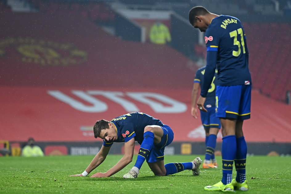 Jan Bednarek w ostatniej kolejce Premier League przeciwko Manchesterowi United (0:9) zagrał chyba najgorszy mecz w karierze.