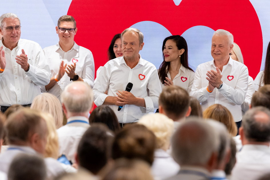 Apoloniusz Tajner (pierwszy z prawej) na spotkaniu Rady Krajowej Platformy Obywatelskiej, m.in. z udziałem Donalda Tuska (trzeci z prawej).