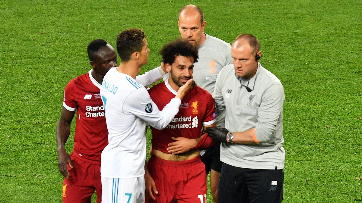 Załamany Mohamed Salah opuszcza boisko w finale Ligi Mistrzów 2018
