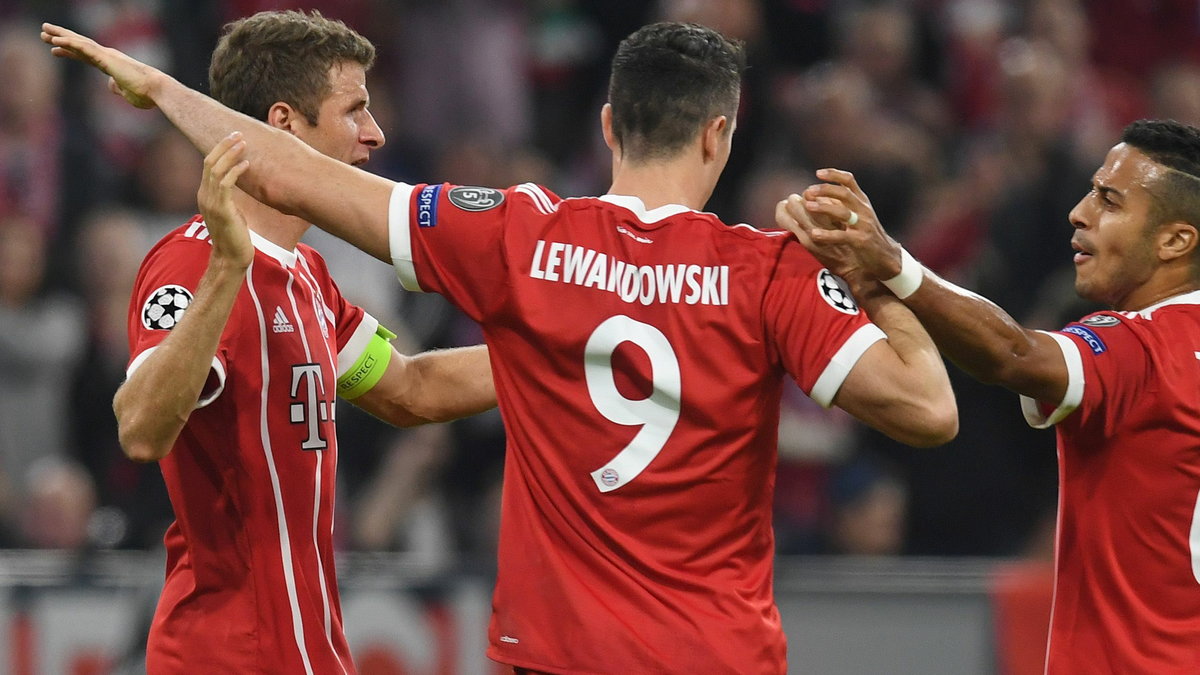 Piłkarze Bayernu, w środku Robert Lewandowski