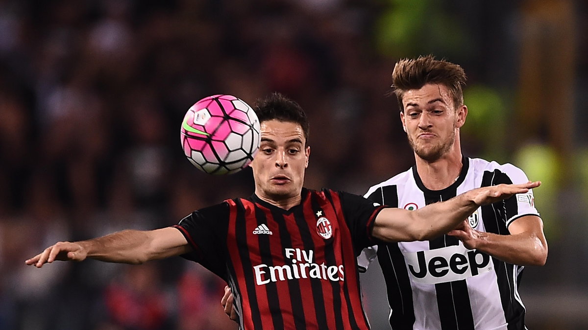 AC Milan's midfielder from Italy Giacomo Bonaventura (L) vies with Juventus' defender from Italy Daniele Rugani 