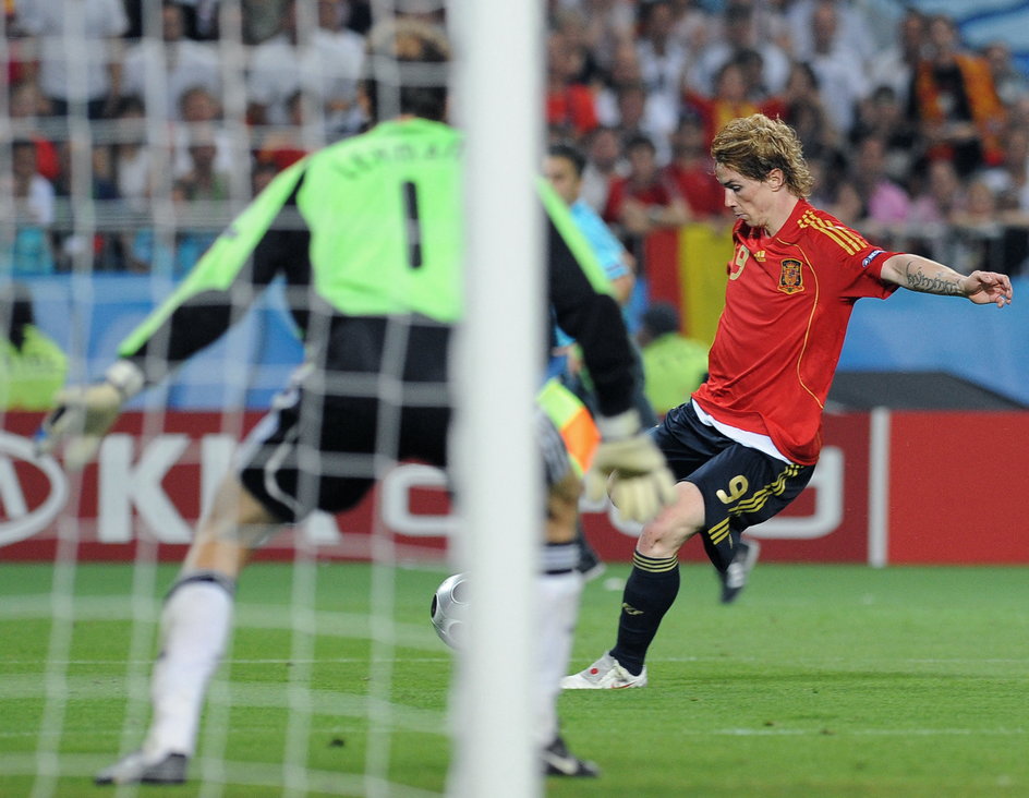 Fernando Torres strzelający gola na wagę zwycięstwa i tytułu mistrzów Europy 