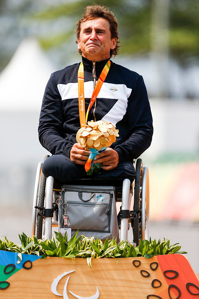 Alessandro Zanardi cieszy się ze złotego medalu igrzysk paraolimpijskich w Rio de Janeiro