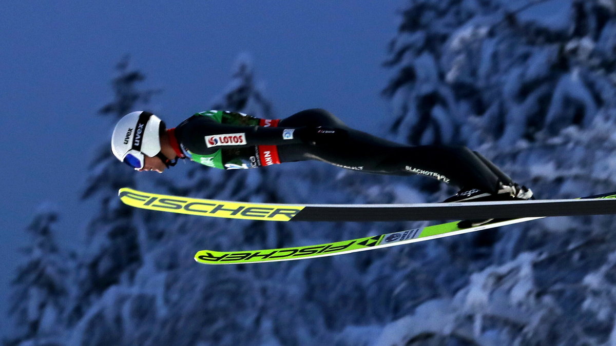 Skoki narciarskie MŚ w Planicy Kamil Stoch czołówka skacze na jakichś kodach Przegląd Sportowy